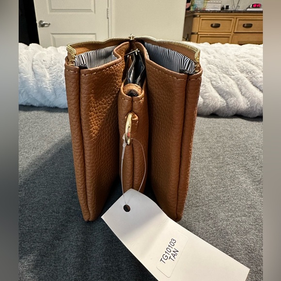 Bnwt crossbody with multiple zipper pockets - Picture 8 of 8
